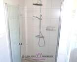 Bodenebene und großzügige Dusche im Bad - 