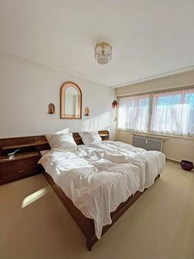 Schlafzimmer mit großen Fensterflächen - Etagenwohnung mit 57,60 m&sup2; in München zum Kaufen