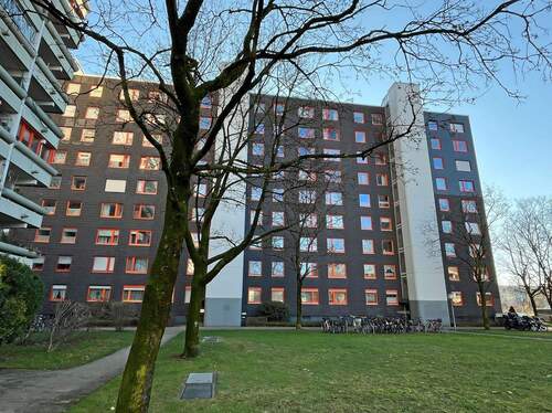 Hinterhofansicht des Mehrfamilienhauses - 