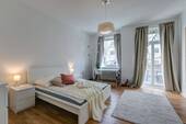 Schlafzimmer mit gemütlichem Balkon - 2 Zimmer Etagenwohnung zum Kaufen in Berlin