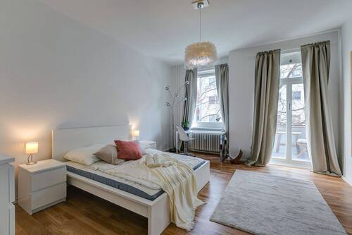 Schlafzimmer mit gemütlichem Balkon - 2 Zimmer Etagenwohnung zum Kaufen in Berlin