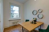 Wohnzimmer mit Blick zum Innenhof - 