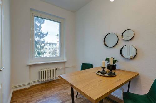 Wohnzimmer mit Blick zum Innenhof - 