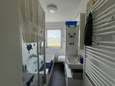 Bad mit Dusche u. Wanne - 