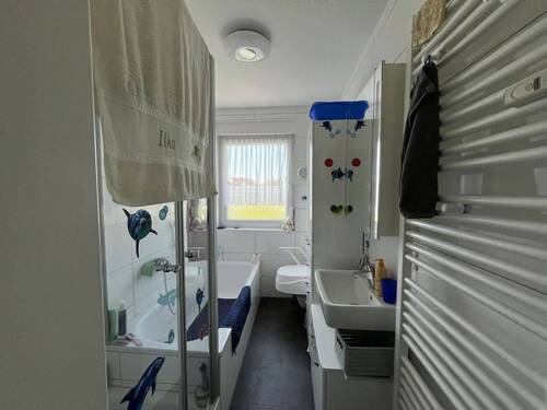 Bad mit Dusche u. Wanne - 