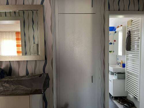 Flur mit Einbauschrank - 3 Zimmer Etagenwohnung in Kahl am Main