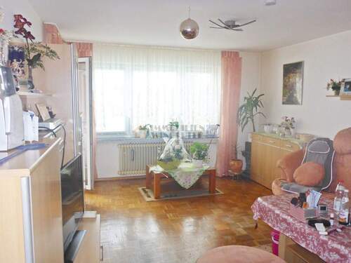 Ansicht - Rarität in Neutraubling-Zentrum: 4,5 Zimmer Wohnung mit Balkon und Stellplatz