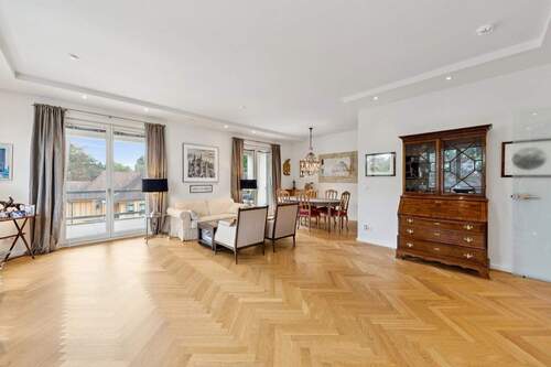 Wohnzimmer mit Essplatz und Blick auf die Loggia - 2 Zimmer Etagenwohnung zum Kaufen in Berlin