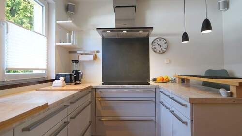 Ihre moderne Küche mit Lackfront in hellgrau matt ... - 4 Zimmer Doppelhaushälfte zum Kaufen in Hamburg