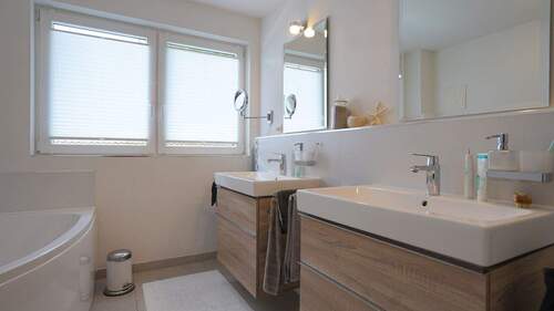 Das geräumige Bad mit Wanne und zwei Waschbecken ... - 