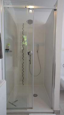 ... hat zusätzlich noch eine bodentiefe Dusche - 