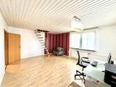 Arbeitszimmer mit Treppe zum DG - 