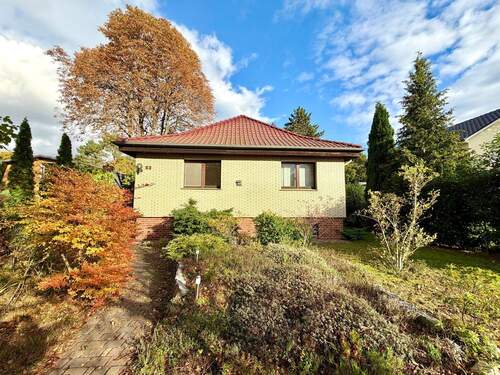 Einfamilienhaus mit großem Garten - 