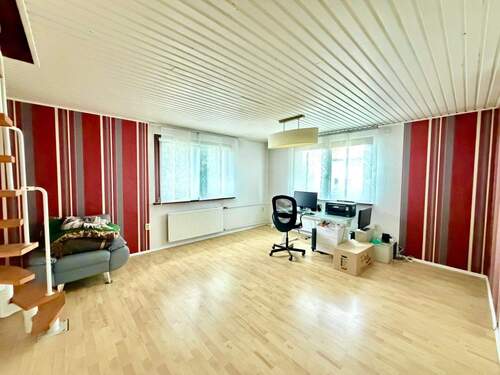 Arbeitszimmer mit Treppe zum DG - 