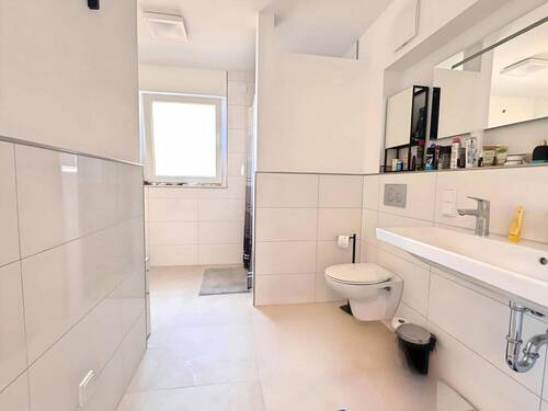 Badezimmer mit Dusche und Wanne - 