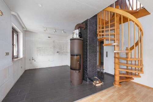 Küchenbereich und Treppe OG Vorderhaus - 