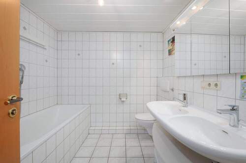 Badezimmer OG Vorderhaus - 
