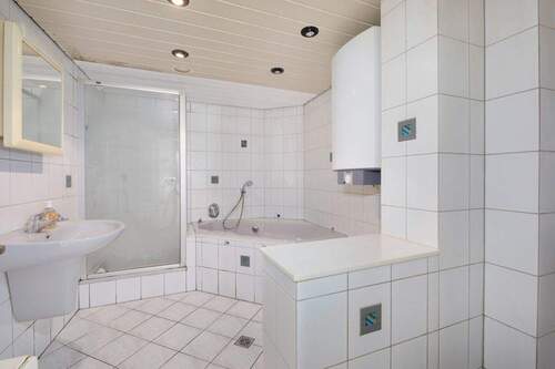 Badezimmer EG Vorderhaus - 