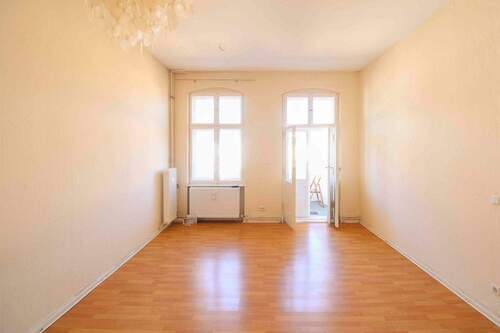 Wohnzimmer mit Balkon - 2 Zimmer Etagenwohnung zum Kaufen in Berlin
