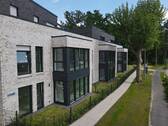 Außenansicht - Barrierefreie Eigentumswohnung: 3 Zimmer mit Terrasse und Garten
