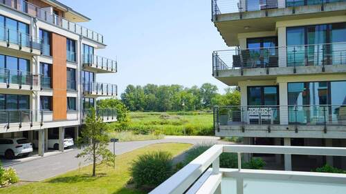 ...und seitlich auf das Biotop - 3 Zimmer Etagenwohnung in Heiligenhafen