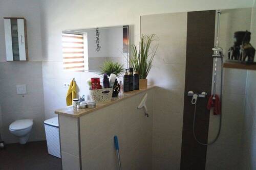 Bad mit Wanne und Dusche - 