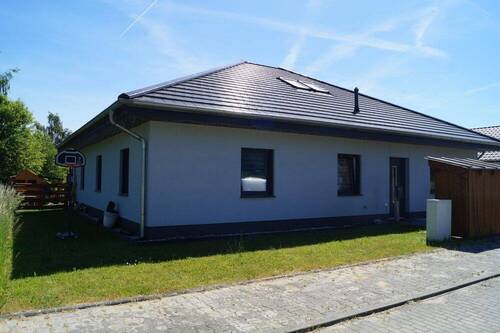 Titelbild - Traumhaftes Wohnen am Waldrand: Neuwertiger Bungalow zur Miete in Reichenwalde