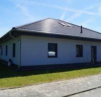 Traumhaftes Wohnen am Waldrand: Neuwertiger Bungalow zur Miete in Reichenwalde