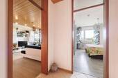 Blick in Wohn- u. Schlafzimmer - 