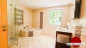 Badezimmer mit Fenster - 