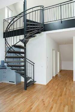 Treppe zur Galerie - 