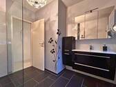 Modernes Bad mit klarer Linie - 