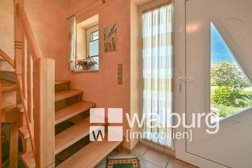 8 2 Flur Eingang mit Treppe ins Obergeschoss - 