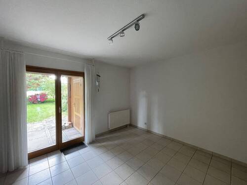 Zimmer im Erdgeschoss mit Zugang in den Garten - 