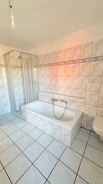 Bad mit Dusche und Wanne im OG - 