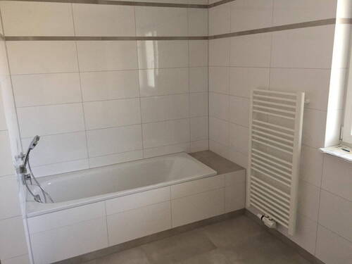 Bad Wanne und Handtuchtrockner - 3 Zimmer Etagenwohnung zur Miete in Markt Schwaben