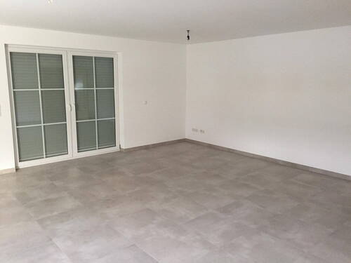 Wohnzimmer mit Balkonzugang - 