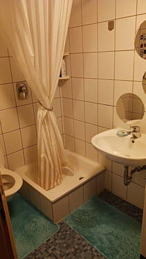 1-Zi. Whg Bad - 8 Zimmer Mehrfamilienhaus, Wohnhaus in Frickenhausen