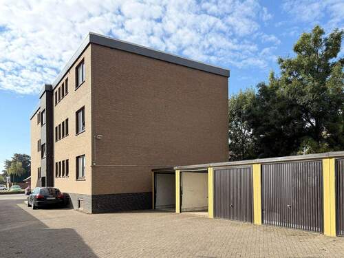 Ansicht hinten Garage - Moderne 4-Zimmer-Wohnung (Leerstand) mit Balkon und Garage in Weye - WE04