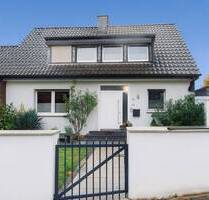 Freistehendes Einfamilienhaus in Meerbusch-Osterath mit Pool, Kamin und 2 Garagen