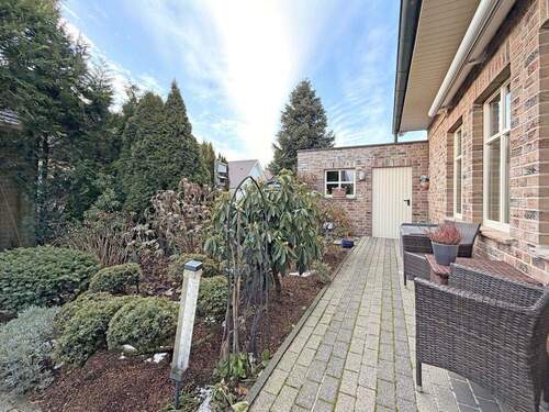 Garten mit Weg zur Garage - 