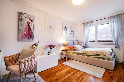 Kinderzimmer/ Büro - 