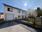 Hausansicht mit Vorgarten und Garage 1 - Mehrfamilienhaus in idyllischer Lage an der Röden - 3 Wohnungen, großer Garten & Garagen!