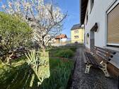 Vorgarten - 8 Zimmer Mehrfamilienhaus, Wohnhaus zum Kaufen in Neustadt bei Coburg