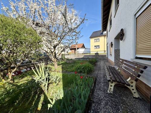 Vorgarten - 8 Zimmer Mehrfamilienhaus, Wohnhaus zum Kaufen in Neustadt bei Coburg
