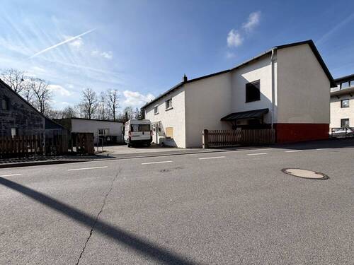 Hausansicht mit Hof - 8 Zimmer Mehrfamilienhaus, Wohnhaus in Neustadt bei Coburg