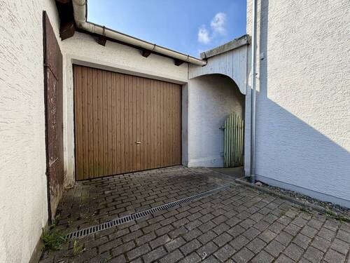 Garage 2 und Zugang zum Garten - Mehrfamilienhaus, Wohnhaus mit 217,00 m&sup2; in Neustadt bei Coburg zum Kaufen