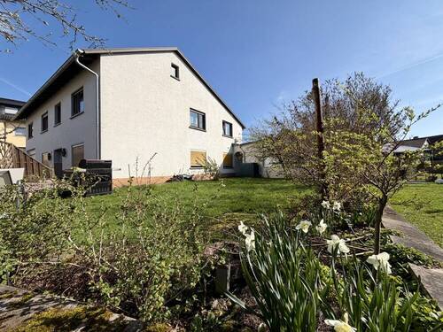 Garten mit Hausansicht - 