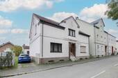1. Ansicht - Ihr Projekt mit Potenzial - Geräumiges Zweifamilienhaus mit großem Grundstück in Bochum