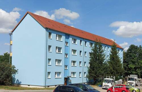 Fröbel 2-6 Eingangsseite sonnig 2023.jpg - Schöne Wohnung, lichtdurchflutet, ruhige Lage mit Balkon und Blick ins Grüne